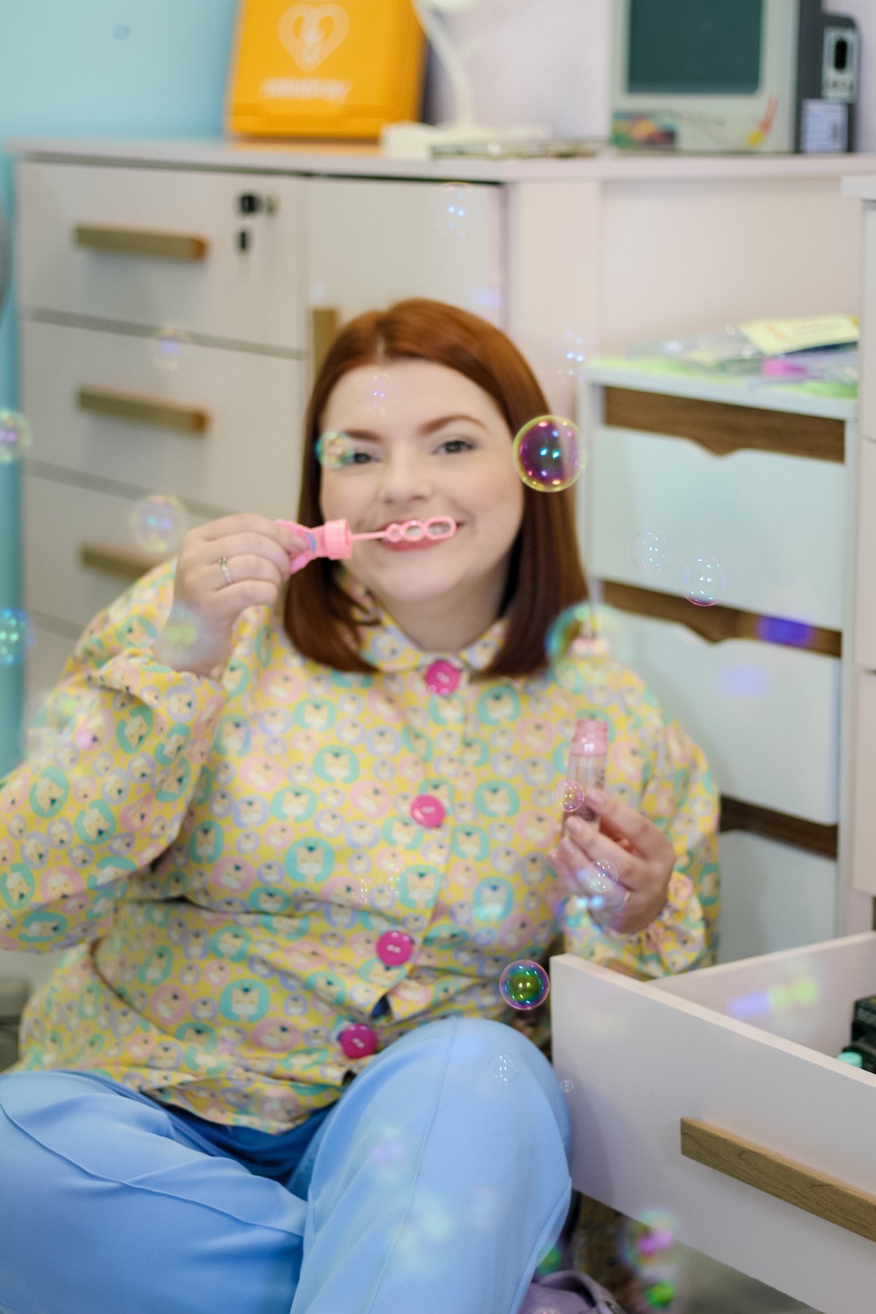 Tia Aninha brincando com bolhas de sabão no consultório